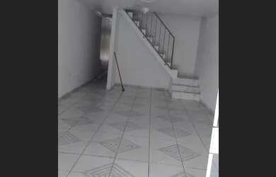 Imagem: A casa possui 4 Dormitórios, 2 Banheiros, 1 Vaga na garagem