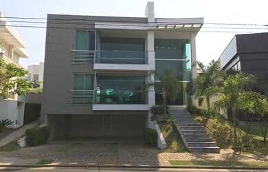 Imagem: A casa em condomínio possui 4 Dormitórios, 5 Banheiros, 5