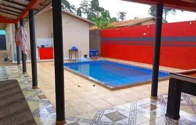 Imagem: A casa possui 3 Dormitórios, 2 Banheiros, 2 Vagas na garagem