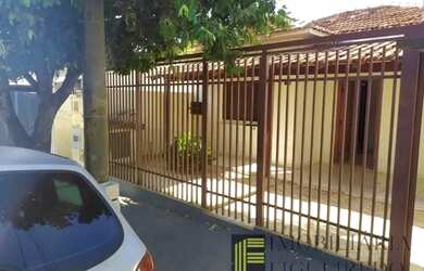 Imagem: A casa possui 2 Dormitórios, 1 Banheiro, 2 Vagas na garagem