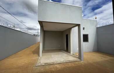 Imagem: A casa possui 3 Dormitórios, 2 Banheiros, 3 Vagas na garagem