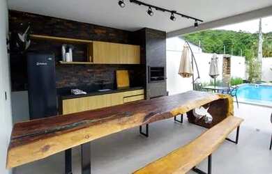 Imagem: A casa possui 4 Dormitórios, 5 Banheiros, 2 Vagas na garagem