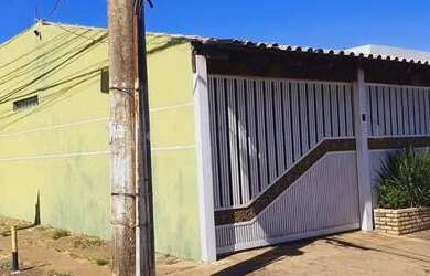 Imagem: A casa possui 4 Dormitórios, 3 Banheiros, 5 Vagas na garagem