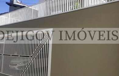 Imagem: A casa possui 3 Dormitórios, 3 Banheiros, 2 Vagas na garagem