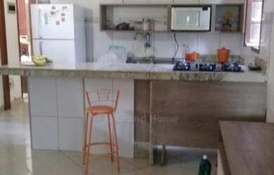 Imagem: A casa possui 3 Dormitórios, 2 Banheiros, 5 Vagas na garagem