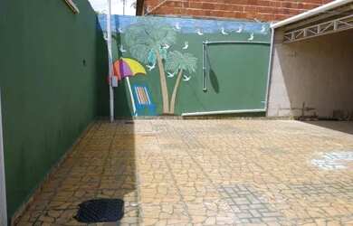 Imagem: A casa possui 2 Dormitórios, 2 Banheiros, 2 Vagas na garagem