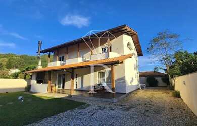 Imagem: A casa possui 5 Dormitórios, 4 Banheiros, 5 Vagas na garagem