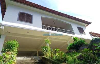 Imagem: A casa possui 5 Dormitórios, 5 Banheiros, 5 Vagas na garagem