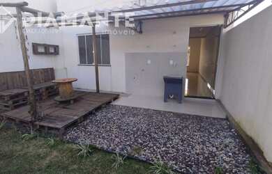 Imagem: A casa possui 2 Dormitórios, 1 Banheiro, 2 Vagas na garagem