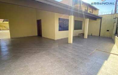 Imagem: A casa possui 3 Dormitórios, 3 Banheiros, 2 Vagas na garagem