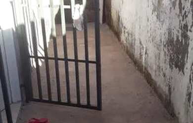 Imagem: A casa possui 2 Dormitórios, 1 Banheiro, 1 Vaga na garagem