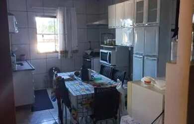 Imagem: A casa possui 3 Dormitórios, 2 Banheiros, 1 Vaga na garagem