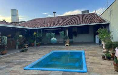 Imagem: A casa possui 3 Dormitórios, 3 Banheiros, 3 Vagas na garagem