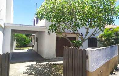 Imagem: A casa possui 3 Dormitórios e 3 Vagas na garagem e está localizado