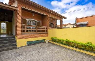 Imagem: A casa possui 3 Dormitórios, 3 Banheiros, 2 Vagas na garagem