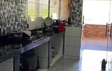 Imagem: A casa possui 2 Dormitórios, 2 Banheiros, 1 Vaga na garagem