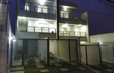 Imagem: A casa possui 3 Dormitórios, 1 Banheiro, 2 Vagas na garagem