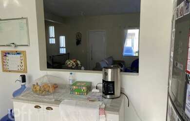 Imagem: A casa possui 2 Dormitórios, 2 Banheiros, 2 Vagas na garagem