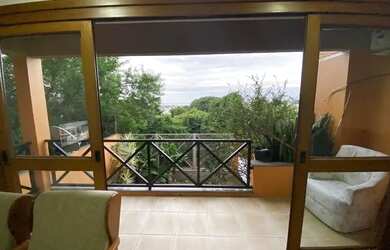 Imagem: A casa em condomínio possui 3 Dormitórios, 4 Banheiros, 2