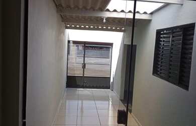 Imagem: A casa possui 3 Dormitórios, 2 Banheiros, 3 Vagas na garagem