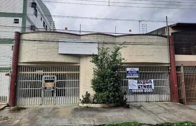 Imagem: A casa possui 3 Dormitórios, 3 Banheiros, 4 Vagas na garagem