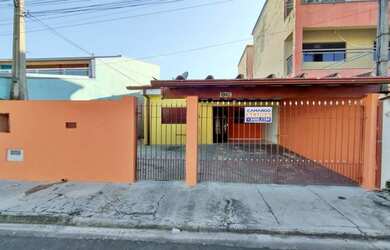 Imagem: A casa para alugar possui 2 Dormitórios, 1 Banheiro, 2 Vagas