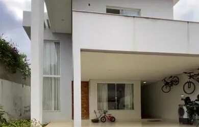 Imagem: A casa possui 3 Dormitórios, 4 Banheiros, 4 Vagas na garagem