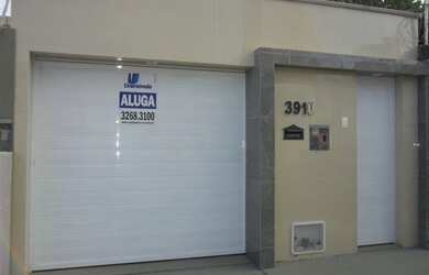 Imagem: A casa possui 2 Dormitórios, 1 Banheiro, 3 Vagas na garagem