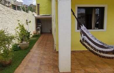 Imagem: A casa possui 4 Dormitórios, 2 Banheiros, 3 Vagas na garagem