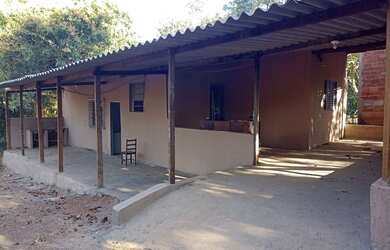 Imagem: A casa possui 2 Dormitórios, 1 Banheiro, 1 Vaga na garagem