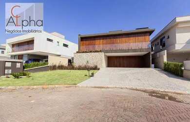 Imagem: A casa em condomínio possui 5 Dormitórios, 5 Banheiros e 400m²