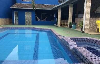 Imagem: A casa possui 3 Dormitórios, 2 Banheiros, 3 Vagas na garagem