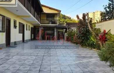 Imagem: A casa possui 5 Dormitórios, 5 Banheiros, 5 Vagas na garagem