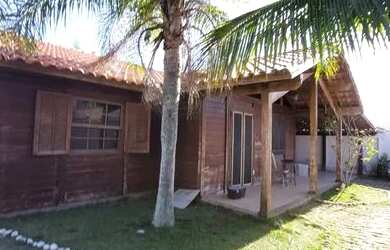 Imagem: A casa em condomínio possui 3 Dormitórios, 2 Banheiros, 450m²