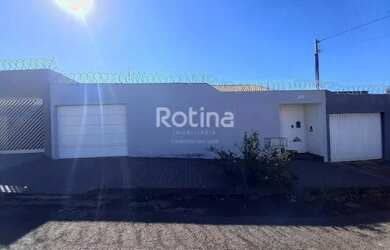 Imagem: A casa possui 2 Dormitórios, 1 Banheiro, 2 Vagas na garagem