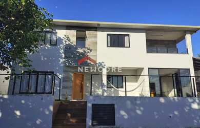 Imagem: A casa possui 5 Dormitórios, 4 Banheiros, 3 Vagas na garagem