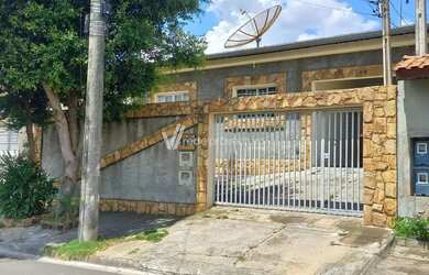 Imagem: A casa possui 3 Dormitórios, 2 Banheiros, 3 Vagas na garagem