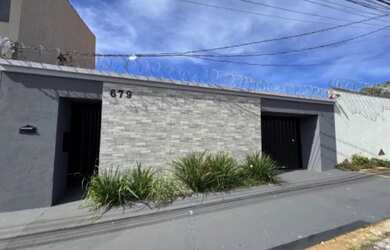 Imagem: A casa possui 3 Dormitórios, 3 Banheiros, 2 Vagas na garagem