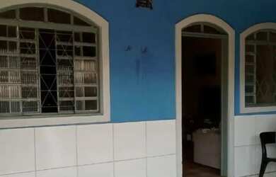 Imagem: A casa possui 5 Dormitórios, 3 Banheiros, 2 Vagas na garagem