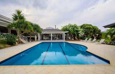 Imagem: A casa em condomínio possui 4 Dormitórios, 5 Banheiros, 5