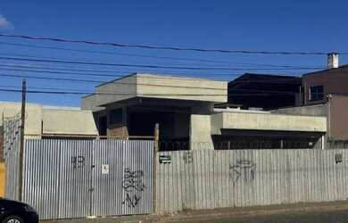 Imagem: A casa possui 3 Dormitórios, 2 Banheiros, 4 Vagas na garagem