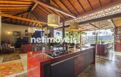 Imagem: A casa possui 4 Dormitórios, 5 Banheiros, 3 Vagas na garagem