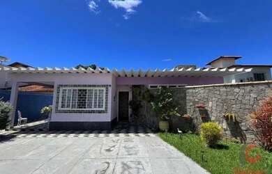 Imagem: A casa possui 3 Dormitórios, 2 Banheiros, 5 Vagas na garagem