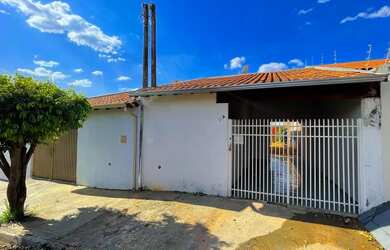 Imagem: A casa possui 2 Dormitórios, 1 Banheiro, 1 Vaga na garagem