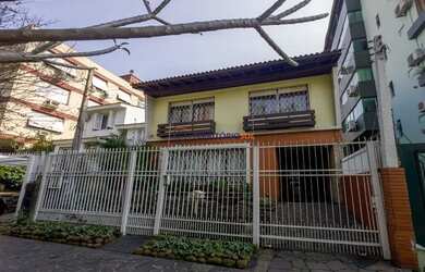 Imagem: A casa possui 3 Dormitórios, 4 Banheiros, 1 Vaga na garagem