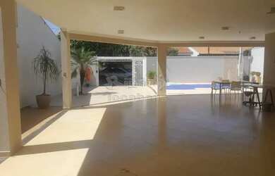 Imagem: A casa possui 3 Dormitórios, 4 Banheiros, 5 Vagas na garagem