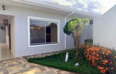 Imagem: A casa à venda possui 3 Dormitórios, 3 Banheiros, 5 Vagas