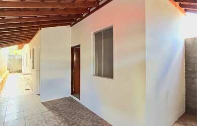 Imagem: A casa possui 3 Dormitórios, 1 Banheiro, 1 Vaga na garagem