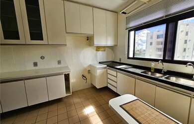 Imagem: O apartamento possui 3 Dormitórios, 1 Banheiro, 2 Vagas na