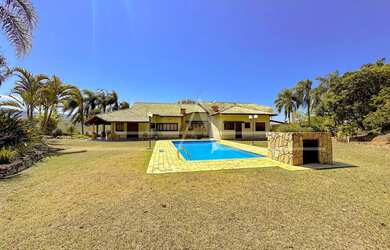 Imagem: A casa possui 4 Dormitórios, 5 Banheiros, 5 Vagas na garagem